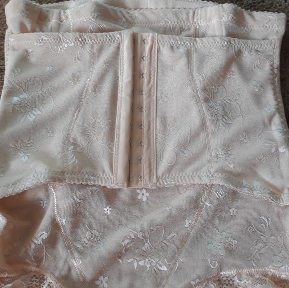 Tummy Control Body Shaper Lace Shorts - Picture 5 of 7